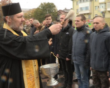 Накануне Дня защитника Украины в Мариуполе отправили в армию 90 призывников (ФОТО)