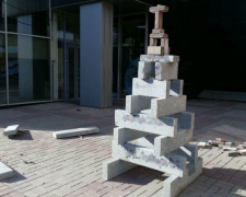 Новая «Вавилонская башня». В центре Мариуполя вырос «арт-объект» вандалов (ФОТОФАКТ)