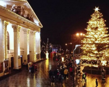 Сколько еще дней в Мариуполе будут стоять новогодние елки и работать праздничные ярмарки