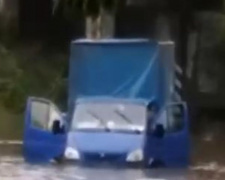 Под мостом в Мариуполе утонул грузовой автомобиль