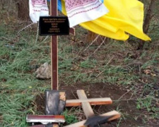Под Мариуполем сняли сгоревший крест с места гибели подорвавшихся на фугасе (ФОТО)
