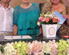 В Мариуполе депутат горсовета Сергей Магера поздравил супружескую пару с бриллиантовой свадьбой (ФОТО)