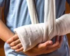 Переломы и ушибы: в Мариуполе пострадали дети
