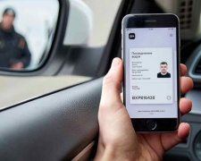 Украинцы смогут заказать или продлить водительские права через смартфон