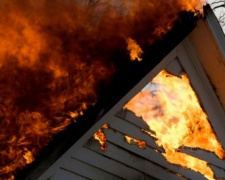 В Мариуполе горел жилой дом: хозяина спасти не удалось