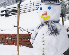 Снеговик «подшофе» и котик в бантике: хит-парад снеговиков Мариуполя (ФОТО)