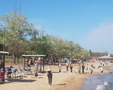 Мариупольцы неофициально открыли пляжный сезон