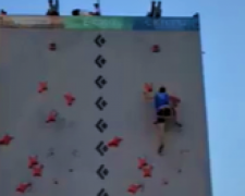 Спайдер-мен «взлетел» на 15-метровую вертикальную стену в Мариуполе