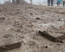Утонувшую в грязи остановку и пешеходную зону в центре Мариуполя очистят к Новому году (ФОТО)