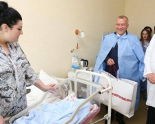 В День защиты детей генеральный директор ММКИ Юрий Зинченко с подарками навестил новорожденных в перинатальном центре (ФОТО)