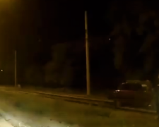 Автомобиль с пьяным водителем застрял на трамвайных путях в Мариуполе  (ВИДЕО)