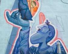 Стену мариупольской многоэтажки украсил мурал о психическом здоровье