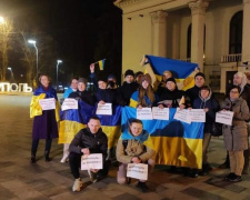 Мариупольцы в центре города собрались на акцию в поддержку Украины