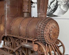 В Мариуполе появился уникальный кованый паровоз