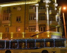 Дед Мороз за рулем, праздничная иллюминация и новогодний экспресс: в Мариуполе для горожан готовят транспортные сюрпризы (ФОТО)