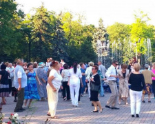 Мариупольские пенсионеры танцами «встряхнули» Городской сад (ФОТО+ВИДЕО)