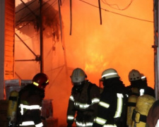 Более двух десятков пожарных тушили склад в Мариуполе