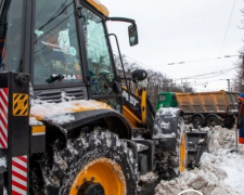 Мариупольские коммунальщики за ночь вывезли 260 кубометров снега