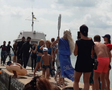 В Мариуполь на яхте приплыл Нептун (ФОТОФАКТ)