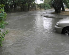 Огромные ливневые потоки затопили несколько дворов в Мариуполе