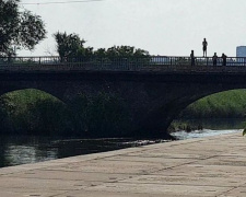 Мариупольские дети прыгнули с моста