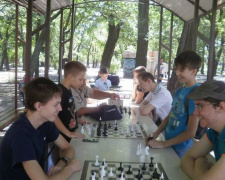 В Городском саду Мариуполя появилась игровая зона для шахматистов (ФОТО)