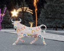 Мариупольцам показали еще одного белого быка, который украсит праздничную локацию