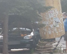 В Мариуполе девушка-водитель врезалась в рекламную тумбу (ФОТО)
