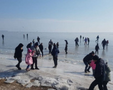 Мариупольцы с детьми массово гуляют по замерзшему морю (ФОТОФАКТ)