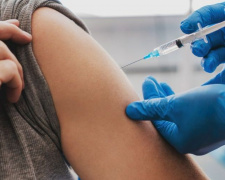 В Украине разрешили вакцинировать подростков от COVID-19