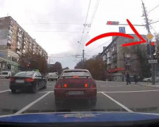 Мариупольский водитель спорил с полицейскими из-за цвета светофора