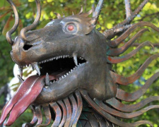 Возле водонапорной башни в Мариуполе «поселился» двухметровый дракон (ФОТО)