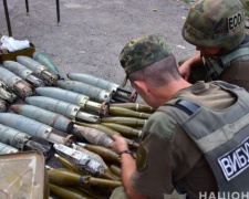 В Мариуполе добровольцы передали 10 тонн оружия украинским полицейским (ФОТО+ВИДЕО)
