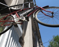 Над мариупольцами воспарил легендарный велосипед - мечта миллионов (ФОТОФАКТ)