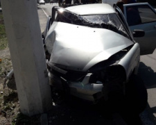 «Всмятку»: в Мариуполе водитель легковушки влетел в бетонный столб (ФОТО)