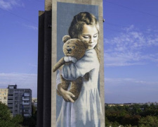 В Мариуполе появился мурал с героиней фотокниги «Донбасс и Мирные» (ФОТО)