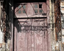 Еще одну дверь в старом Мариуполе ждет реставрация: как помочь в восстановлении
