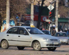 Неожиданная проверка: таксисты Мариуполя проходят тест на наркотики и алкоголь (ФОТО)