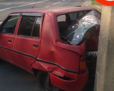 В Мариуполе легковой автомобиль въехал в столб из-за столкновения с фурой