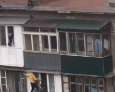 Мужчина перелезал с балкона на балкон, спасаясь от пожара в мариупольской хрущевке (ДОПОЛНЕНО)