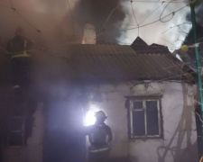 В Мариуполе горела летняя кухня: пострадали мужчина и девушка-подросток