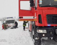 На дорогах Донетчины водители четырежды попадали в снежную «ловушку»