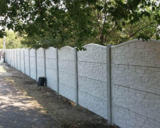 Высокий забор и видеофиксация: мариупольское кладбище защищают от вандализма (ФОТО)