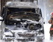 "ГАЗель"  загорелась во время движения на улице в Мариуполе (ФОТО)