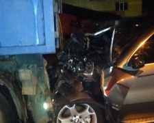 Автомобиль «всмятку»: в Мариуполе легковушка влетела в грузовик