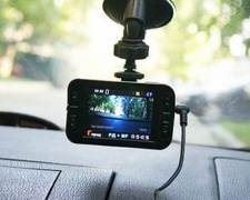 Съемка видеорегистратора: в Мариуполе за нарушение ПДД оштрафовали водителей (ВИДЕО)