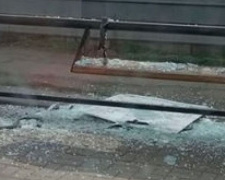 Уникальный случай разрушения прозрачного остановочного павильона в Мариуполе