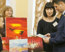 Перед сессией горсовета в Мариуполе организовали ярмарку в поддержку юных талантов (ФОТО)