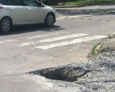 Мариупольцам возле пешеходного перехода несколько дней угрожала глубокая яма (ФОТО)