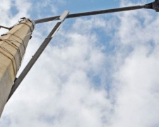 В Мариуполе нет оборудования для замены покосившихся столбов